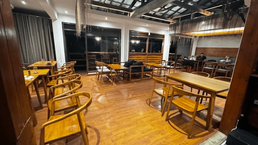 Ruang dalam Classico dengan furnitur kayu dan kursi santai
